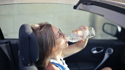 Waarom je je flesje water nóóit in de auto moet laten liggen